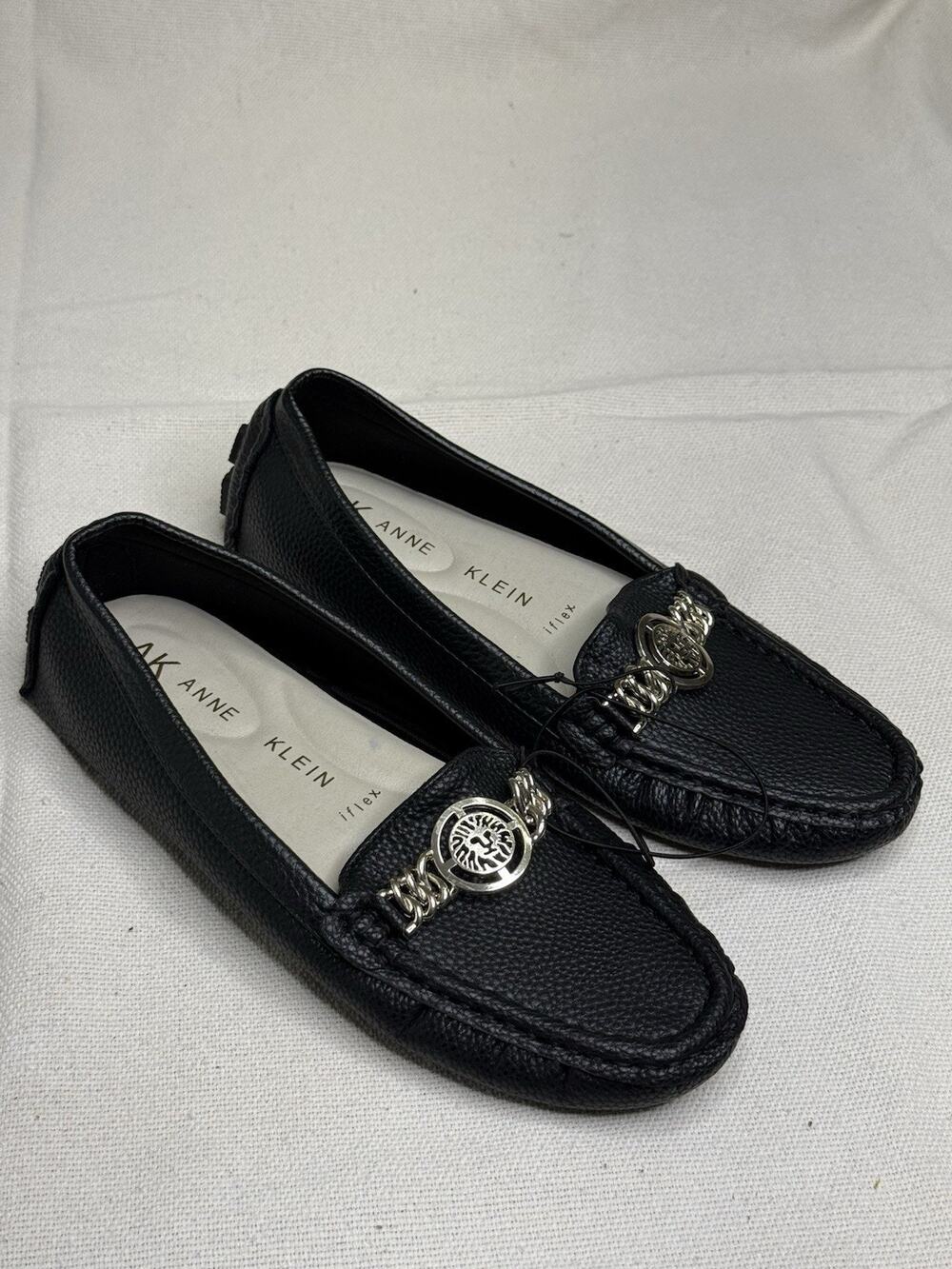 Anne Klein Silt Iflax Black Pebbled Leather Loafers Lion Medallion Size 7